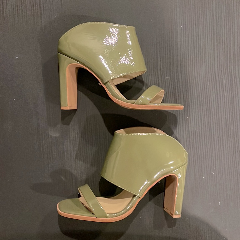 42 Gold Linz Olive Leather Slide Sandals – Block Heel – Size 6.5